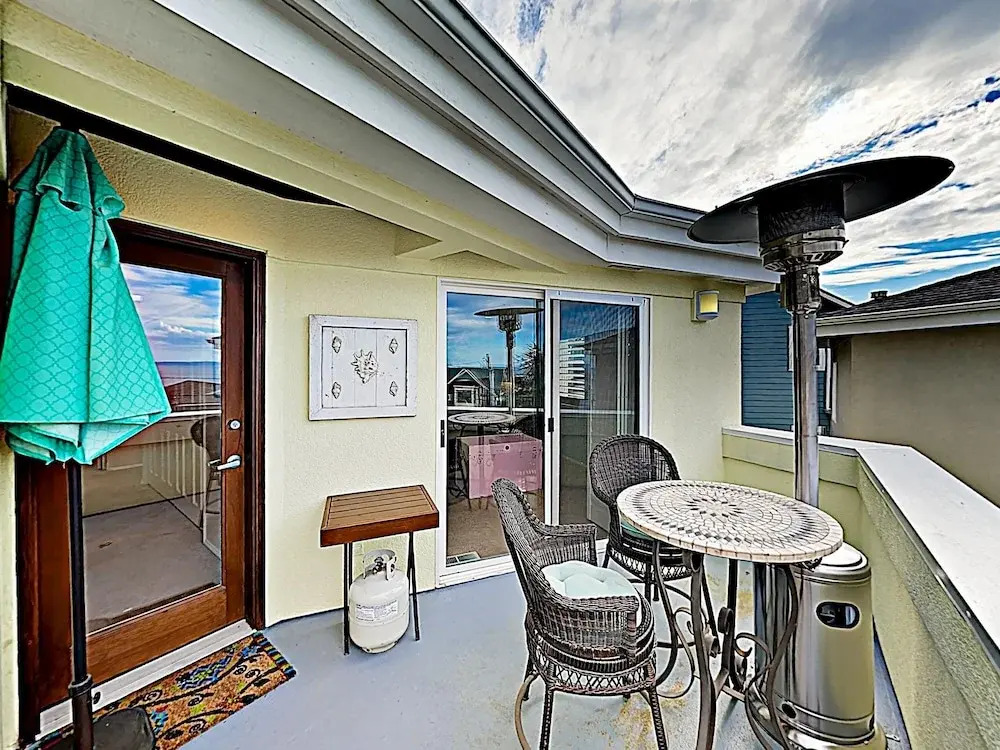 New Listing! Chic Alki Beach W/ Bay Views 4 Bedroom Home