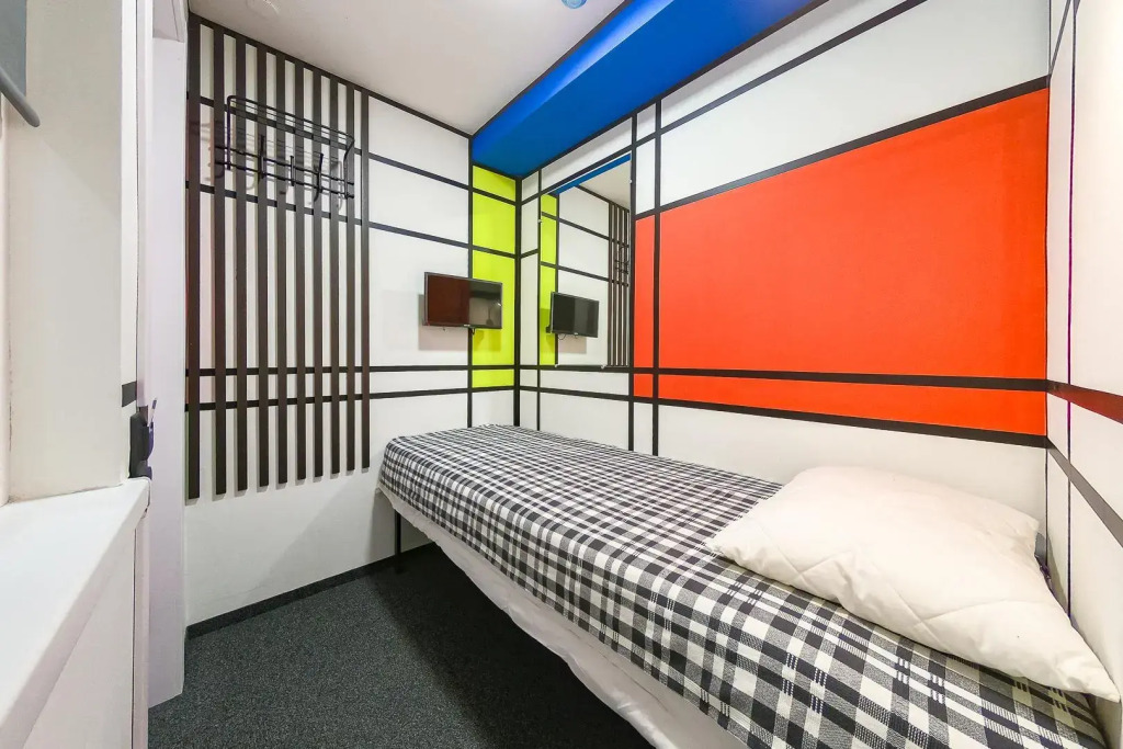 Single Hotel