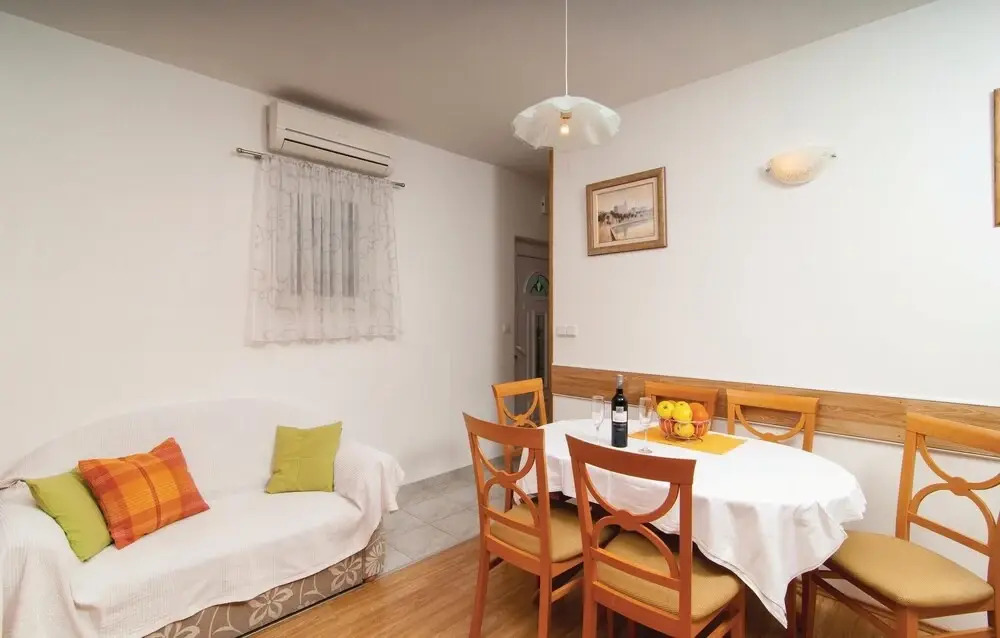 Amazing Home in Podstrana With Wifi and 2 Bedrooms