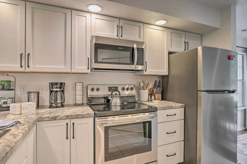 Sunroom, Fireplace: Lakefront Branson Condo