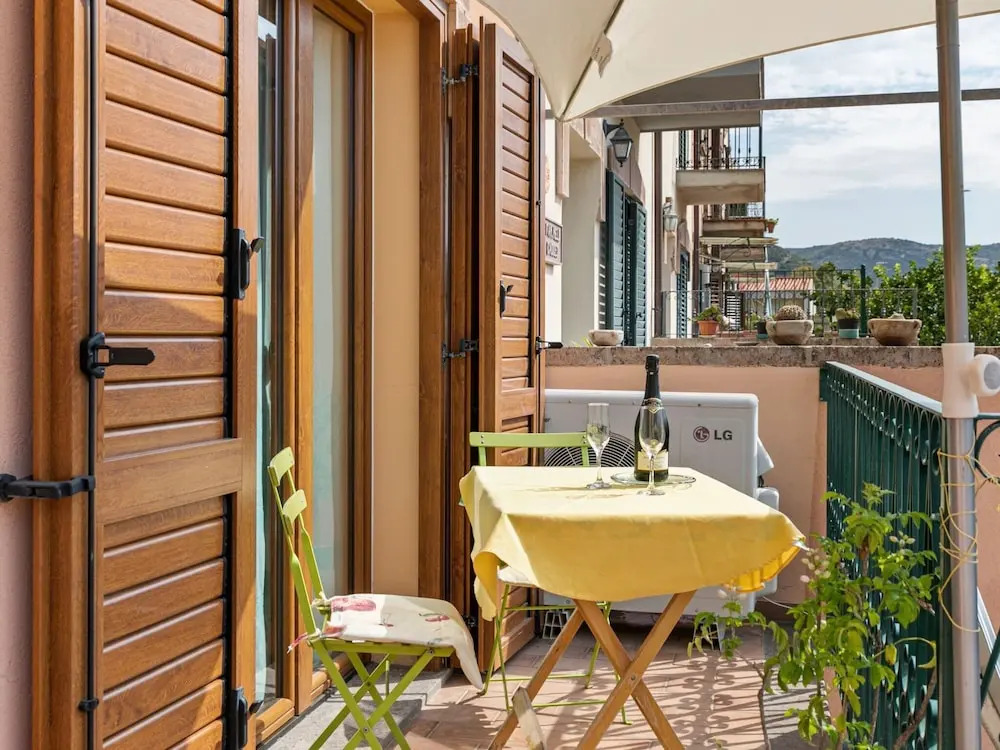 Relaxing Bosa Stay with Veranda
