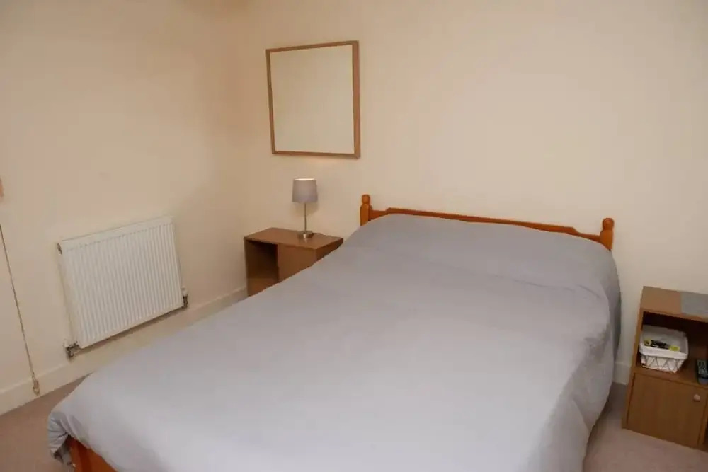 2 Bedroom Apartment With Private Parking in Bristol