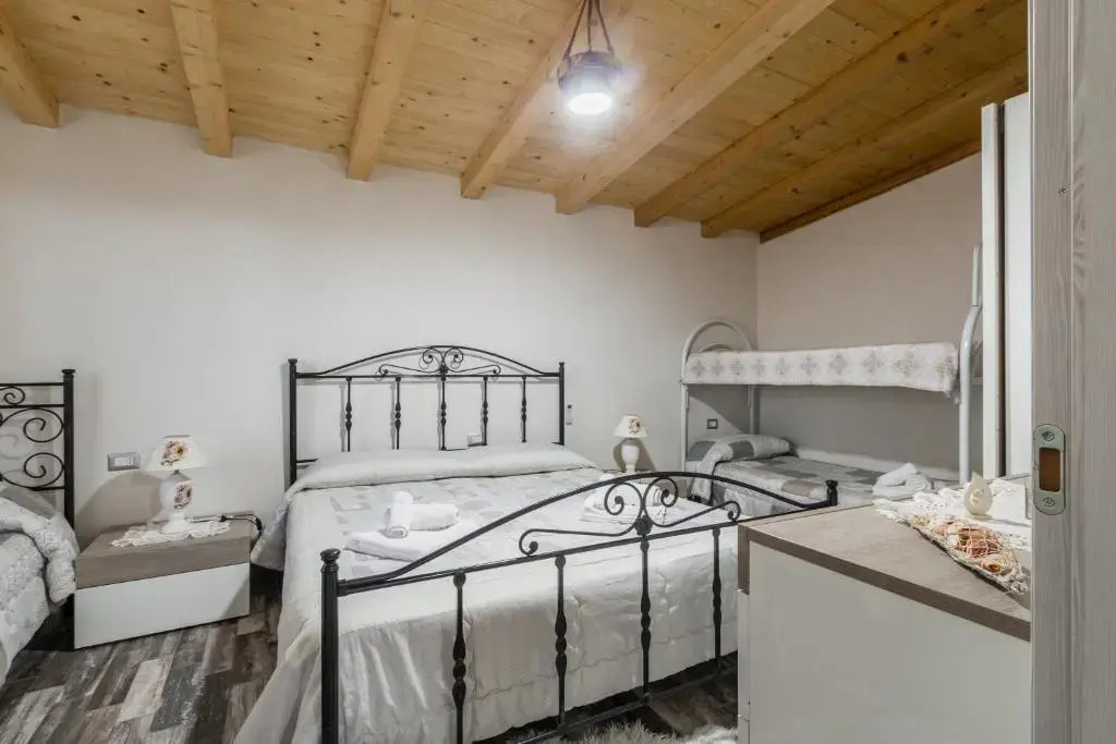 "The Cottage"with sea view, parking & wifi