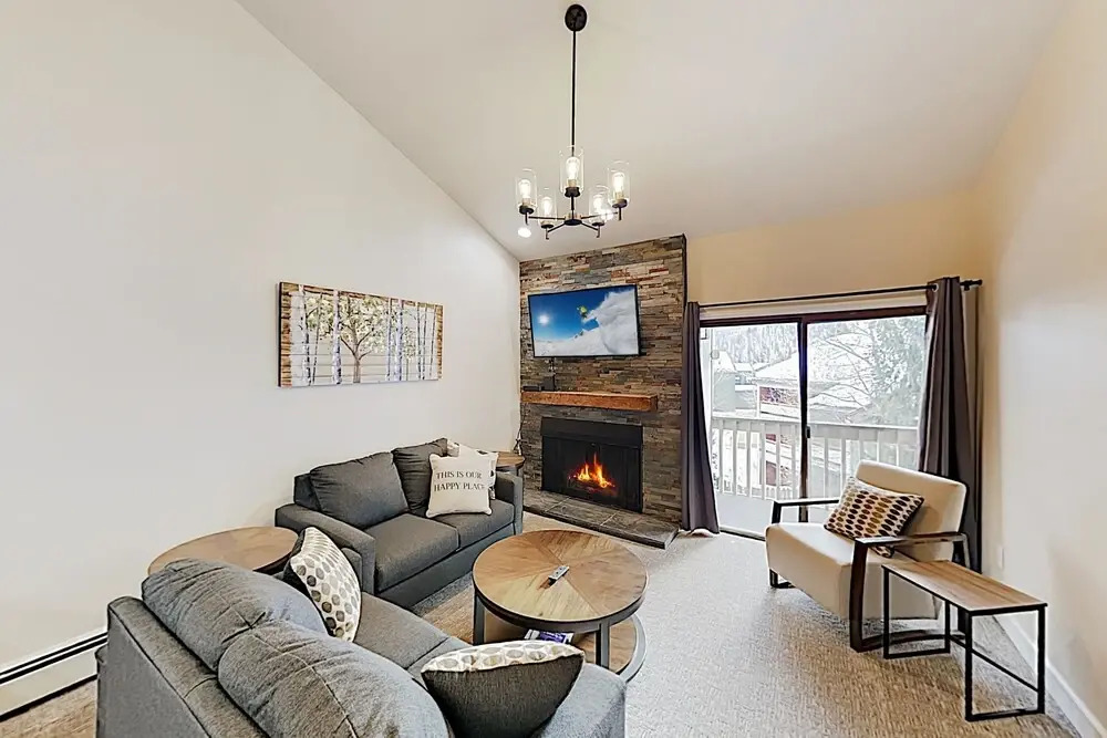 New Listing! Sparkling 4 Min. From Lifts 3 Bedroom Condo