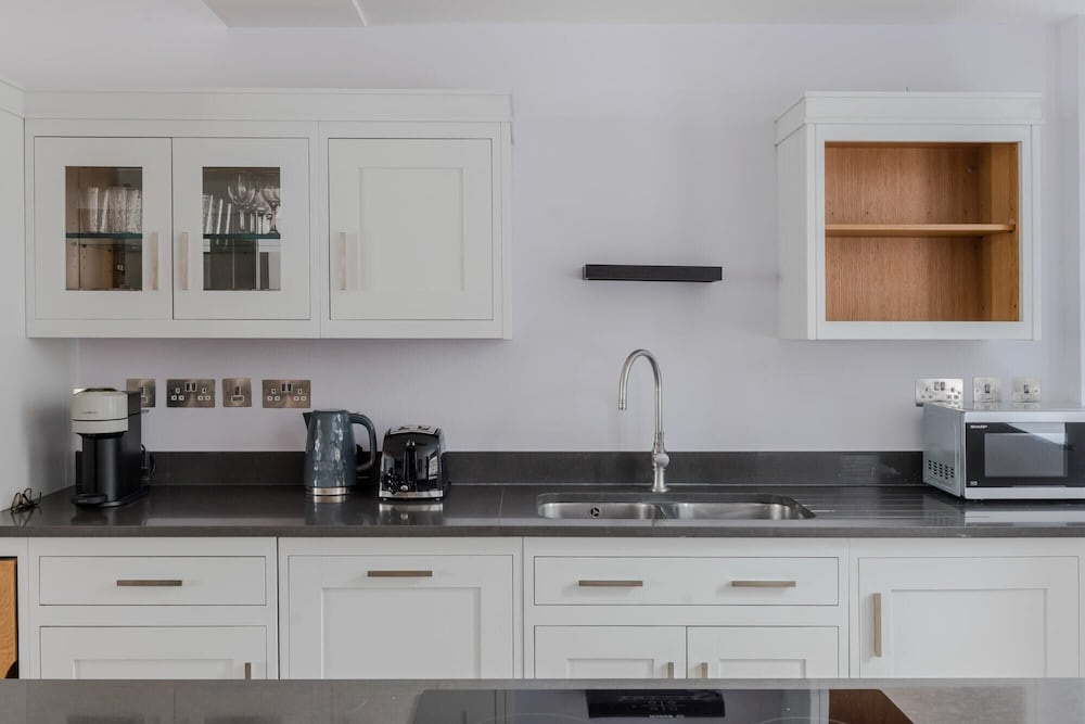 The Eyre Suite Two - Farringdon - by Frankie