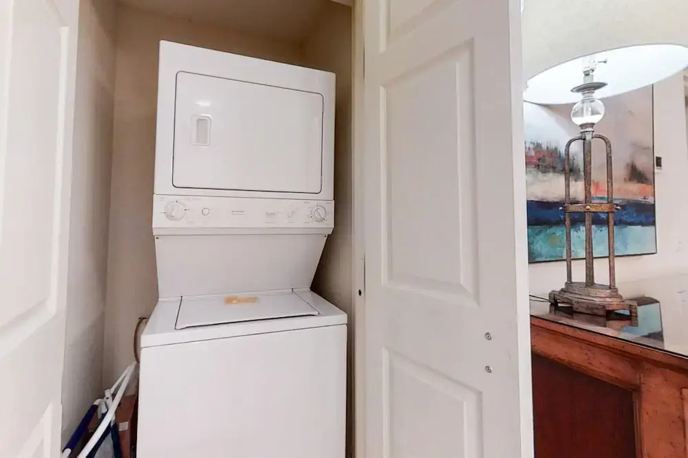 Dog-friendly Home Located In Gated Community W/shared Pool, Wifi, Central AC, WD
