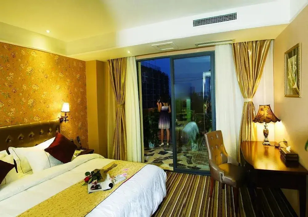 Chengdu Care U Well Hotel