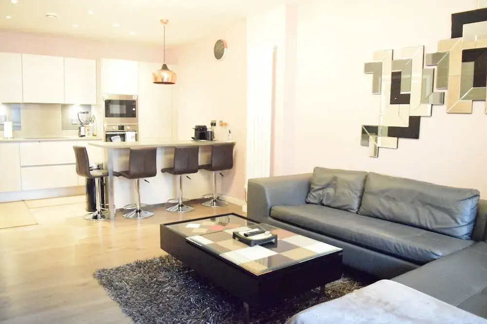 Modern 1 Bedroom Apartment With Balcony