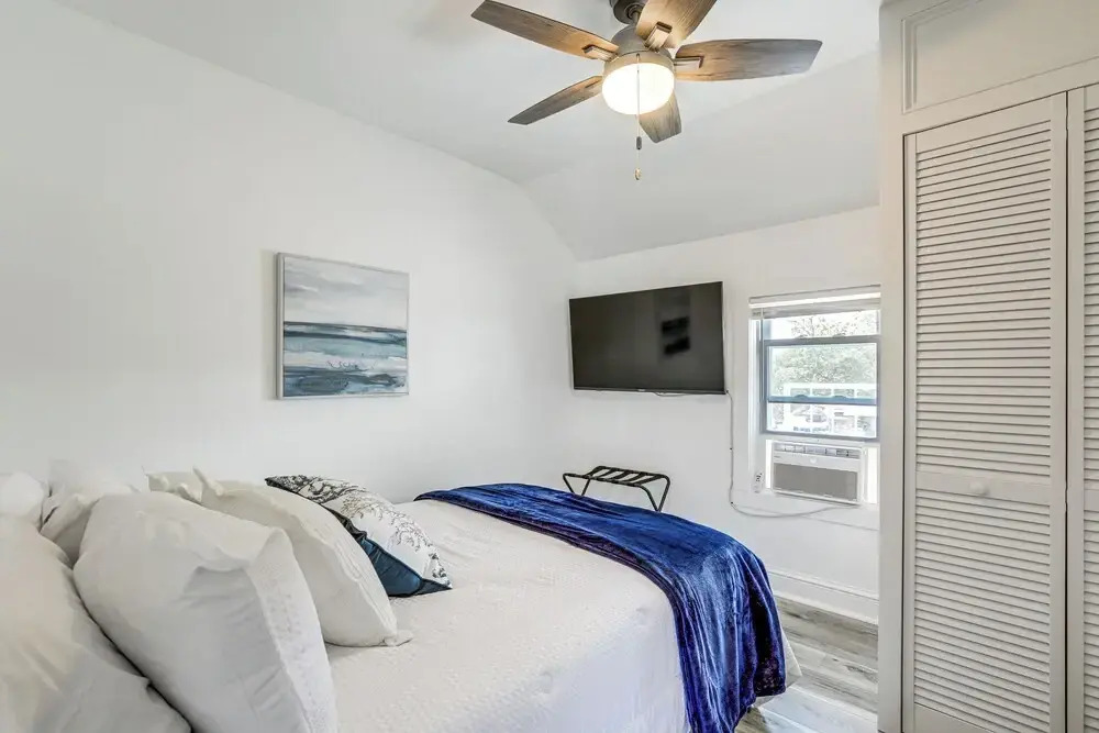Stroll to Ocean Grove Boardwalk & Beach: Sleek Apt