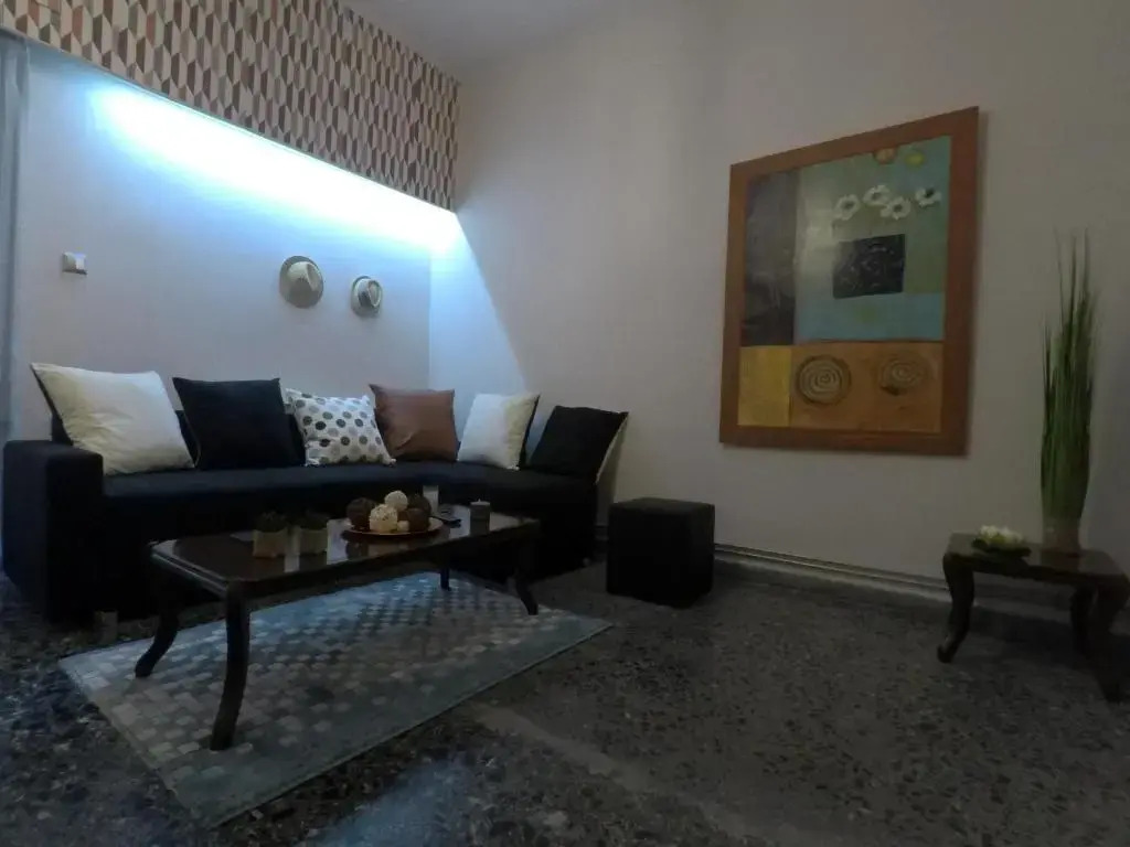 73sq Apt near Athens and Piraeus port with backyard