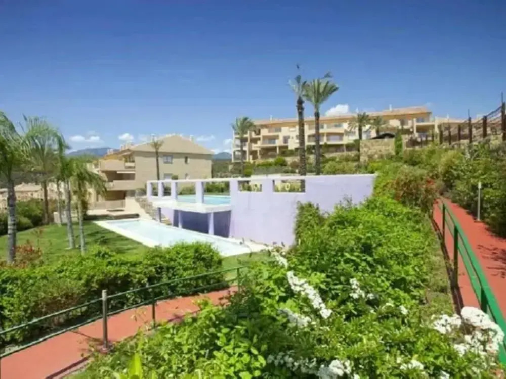 2 Bed Flat-sleeps4-pets-pool-parking-golfclub
