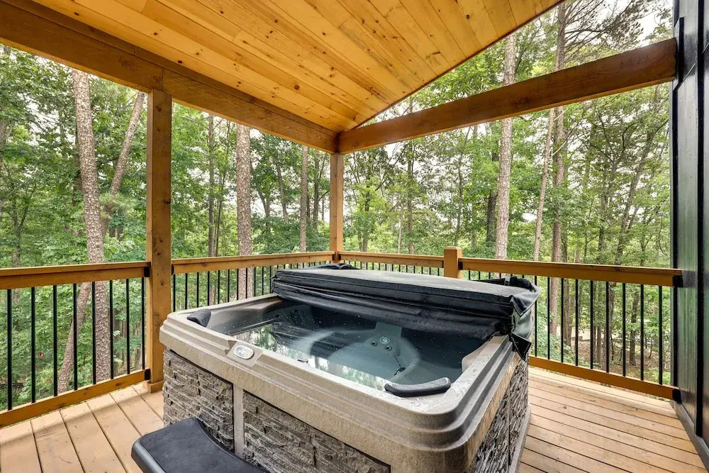 Stunning Cabin w/ Hot Tub, 1 Mi to Broken Bow Lake