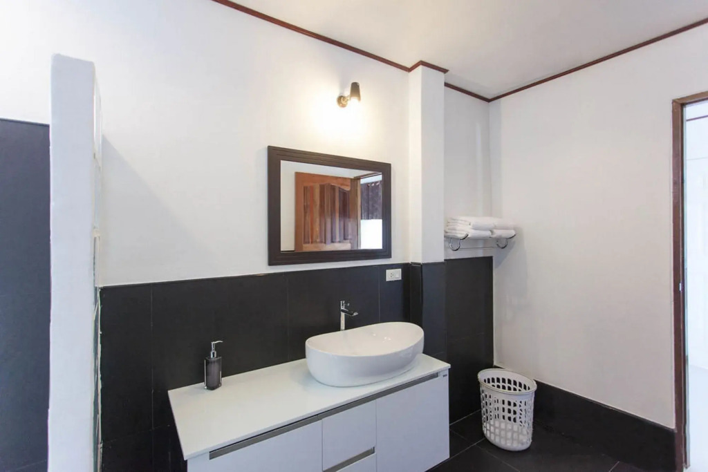 The Reef Hotel & Studios