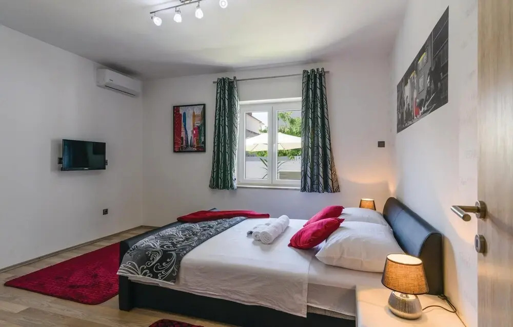 Awesome Home in Trogir with WiFi, 3 Bedrooms & Hot Tub
