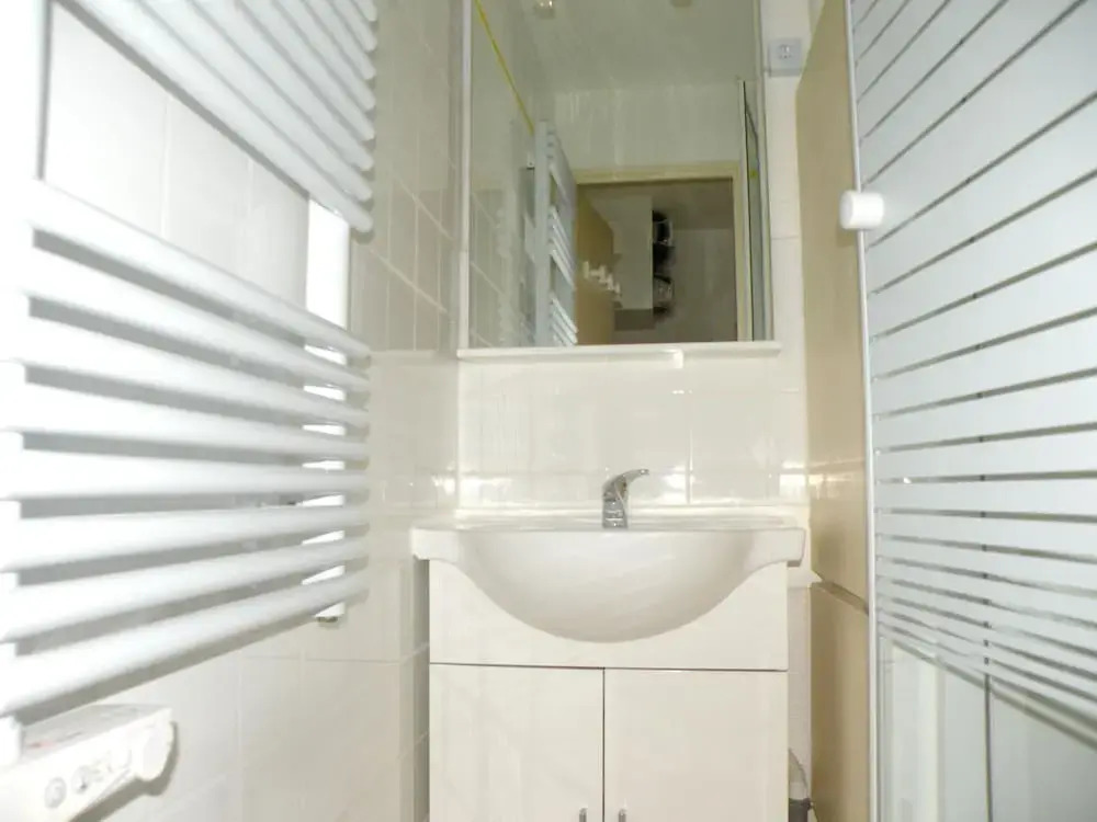 Property With 3 Bedrooms in Fréjus, With Pool Access and Furnished Gar