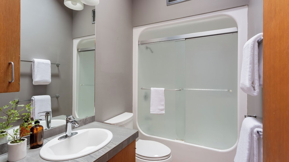 Skylight by Avantstay Elevated Mountain Home w/ Hot Tub, Billiards, Large Patio