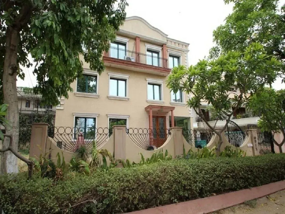 OYO 8465 Near Sahara Mall
