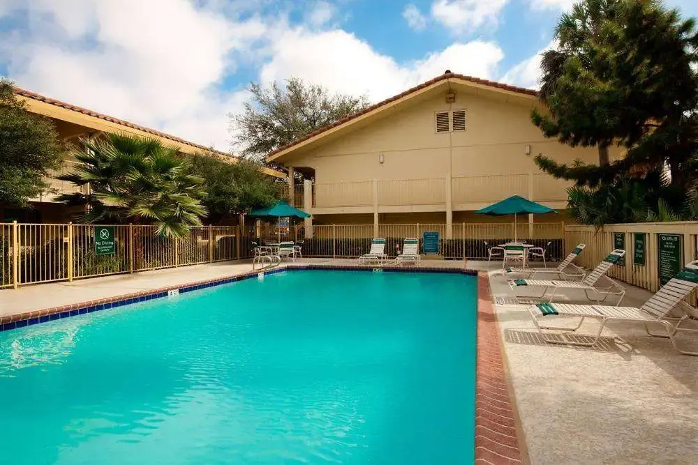 Super 8 by Wyndham Austin South I-35