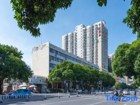 Qianyi Hotel (Yulin Jincheng Center Pedestrian Street Store)