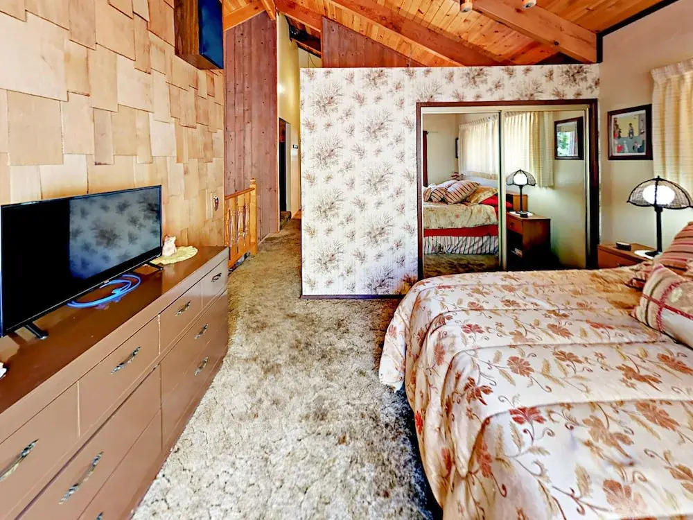 Blue Jay Chalet 2 Bedrooms 2 Bathrooms Home