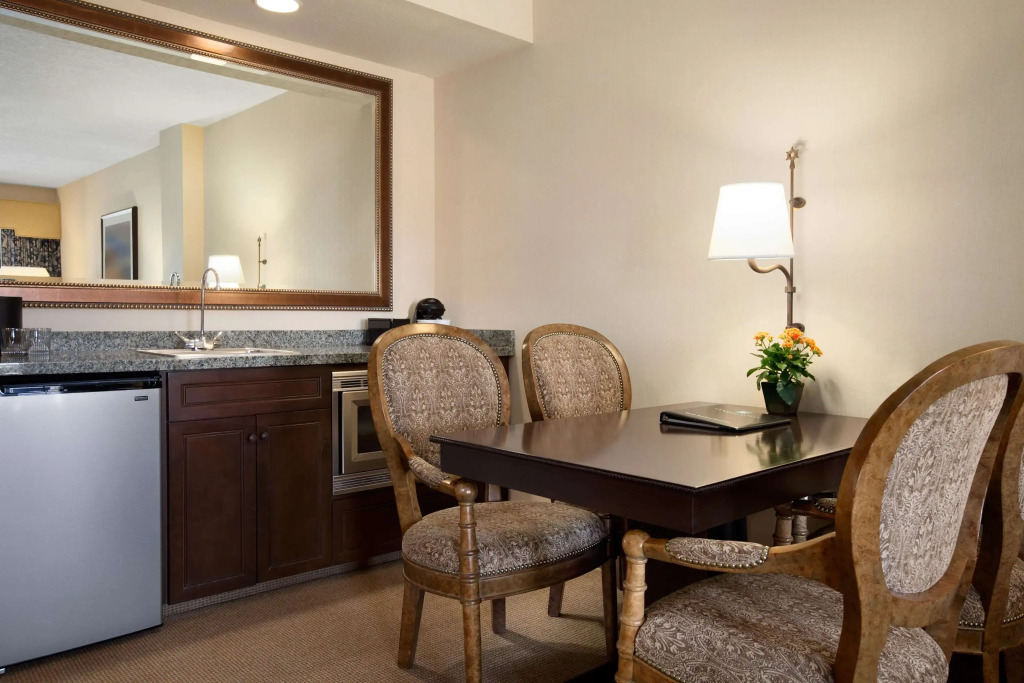 Embassy Suites La Quinta Hotel & Spa