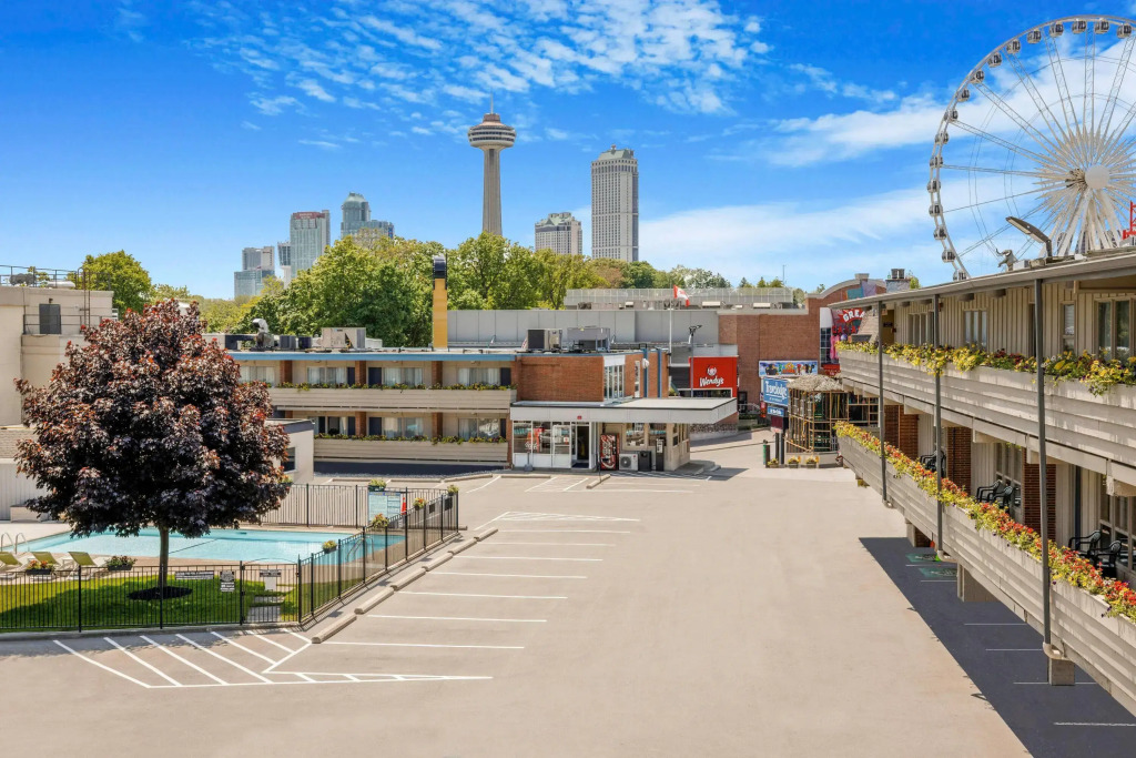 Travelodge by Wyndham Niagara Falls At the Falls