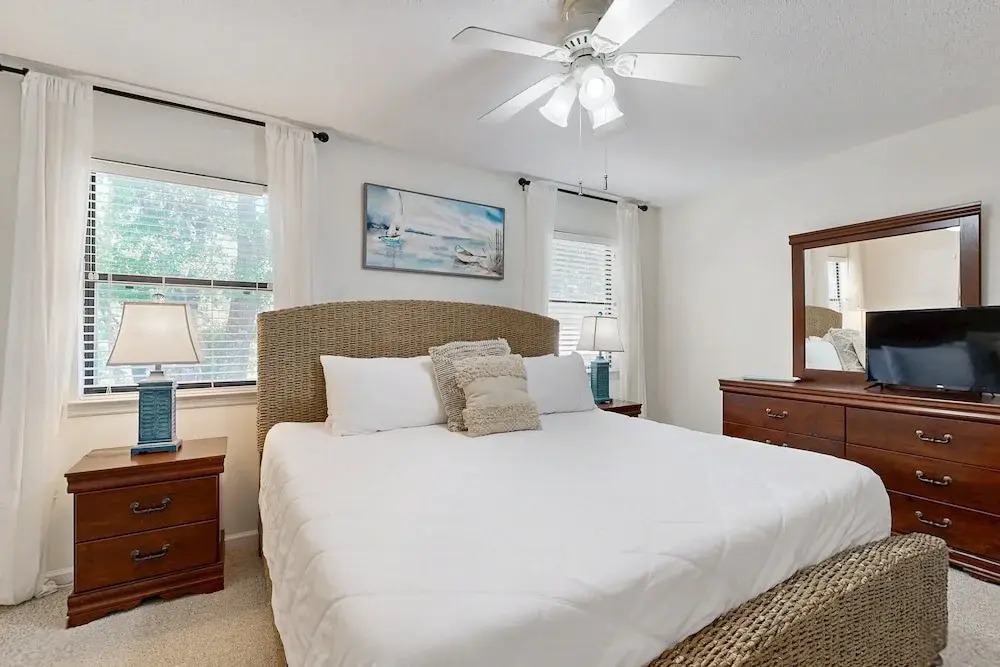 Snowbird-friendly Condo With Patio, Central AC, W/d, Pool & Tennis - Near Beach