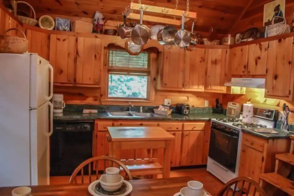 Overlook Retreat Cabin - Charming Cabin Mountain Views With Foosball Firepit