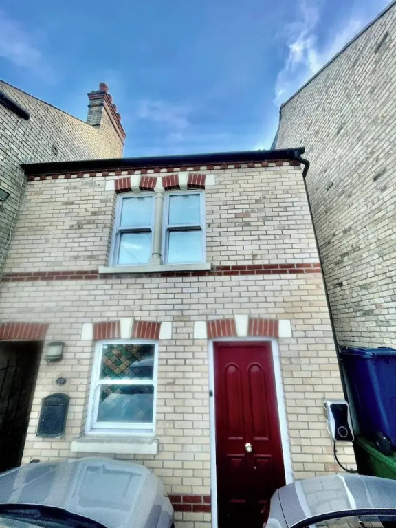 2 Bed House - Sleeps 4 - Parking - Wifi