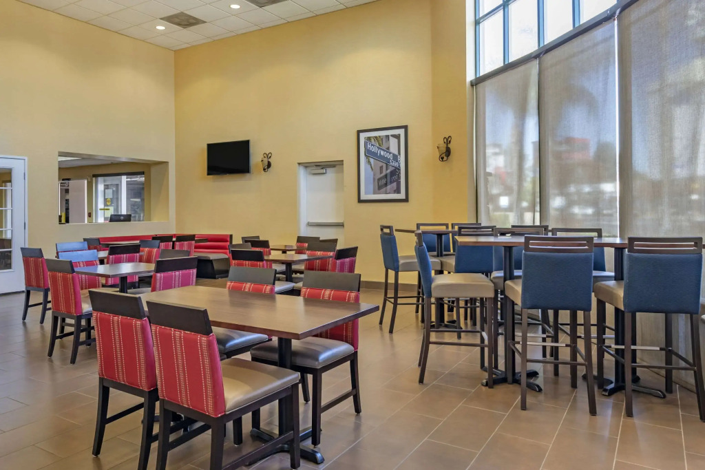 Comfort Inn & Suites Near Universal - N Hollywood - Burbank