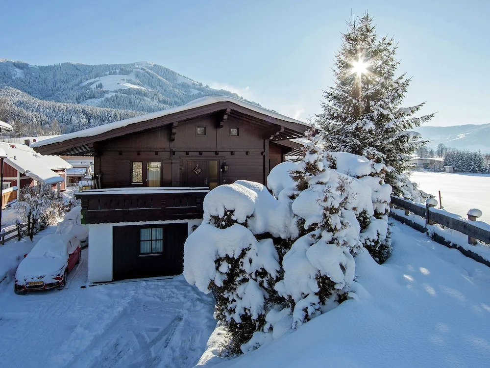 Spacious Chalet With Terrace, Fireplace, Ski Storage, Garden