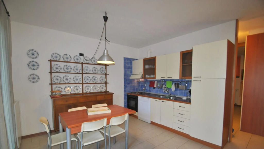 In vacation residence , 40 mt from the sea,apartment for 4-6 people, on the ground floor with a priv-villa marina int 2 Ostro