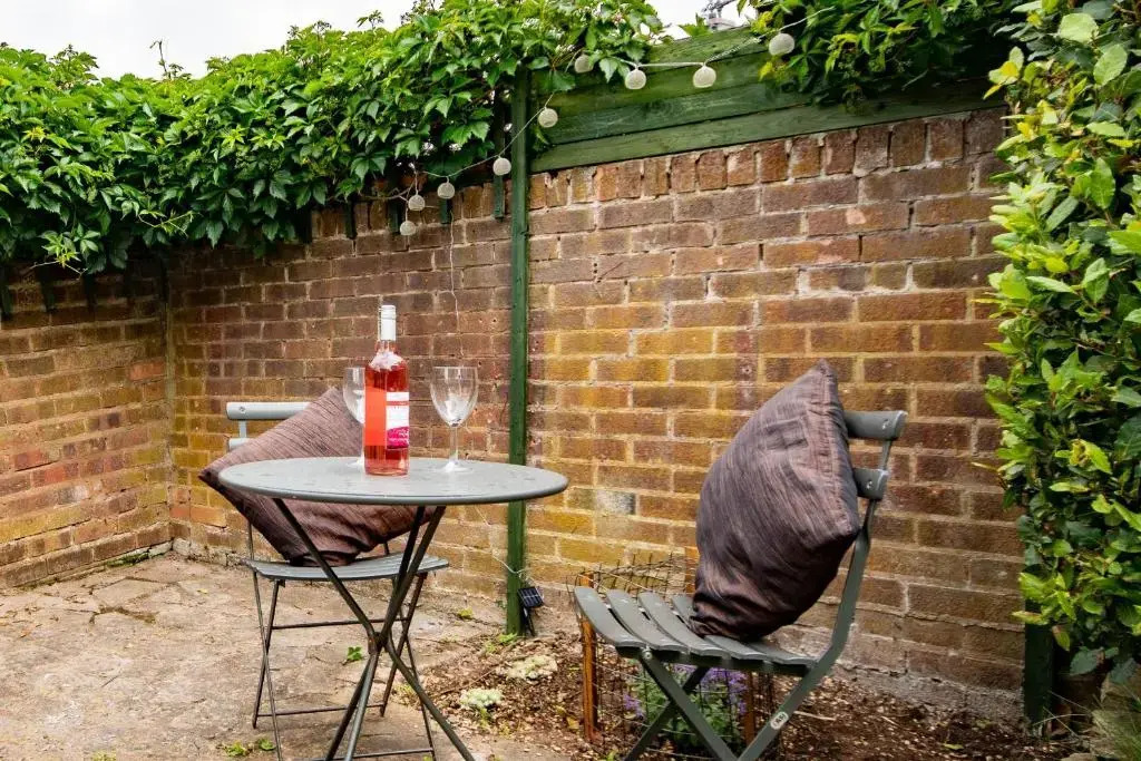 3-bedroom house with garden, conservatory, in centre of Worcester