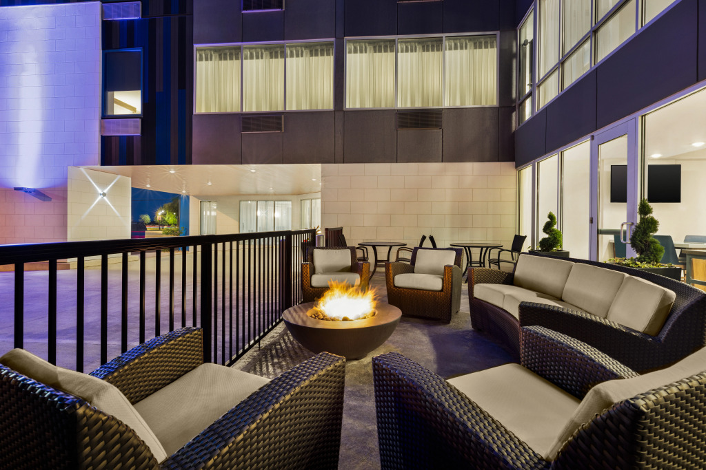 Holiday Inn Express & Suites Evansville Downtown