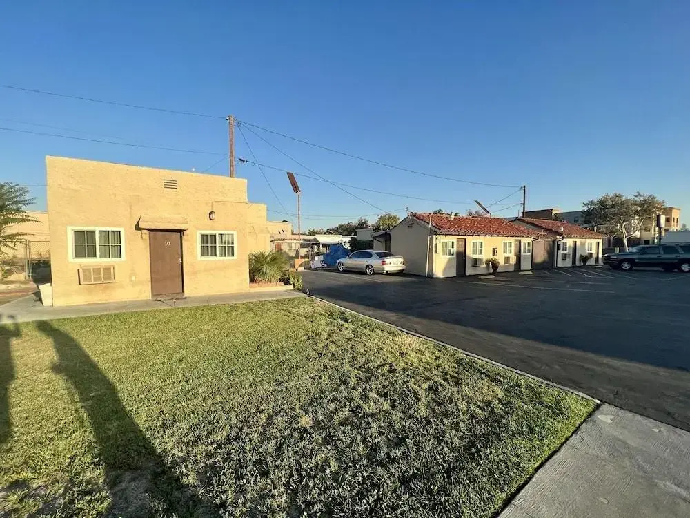 Super Inn motel By Downtown Pomona