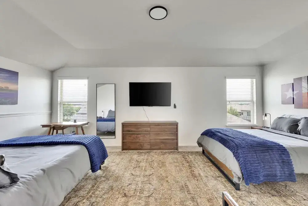 Luxury 4BR 2 5BA Home EV Charger Pool Access