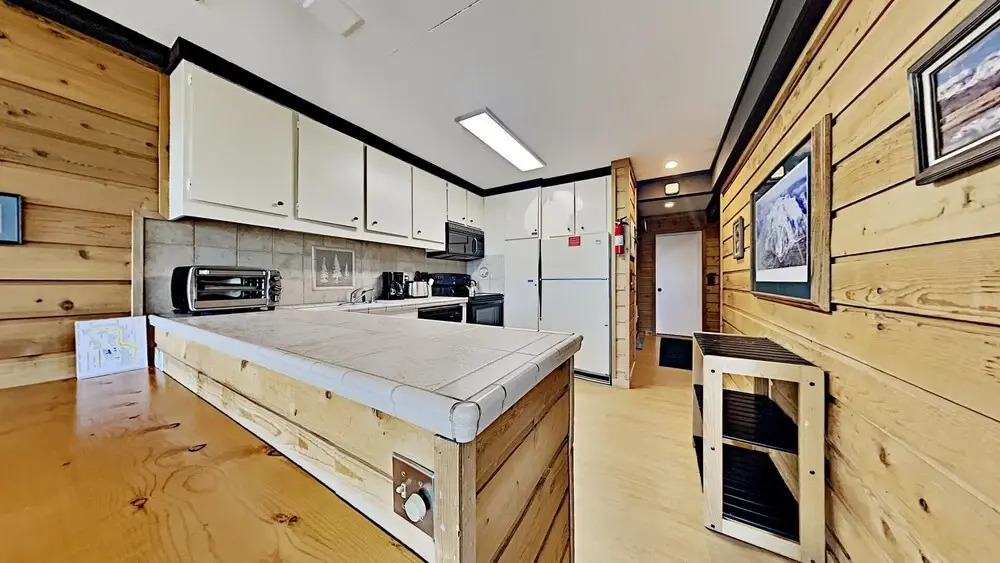 Two Bedroom Units at 1849 Condos with 3 Hot Tubs & Slopeside