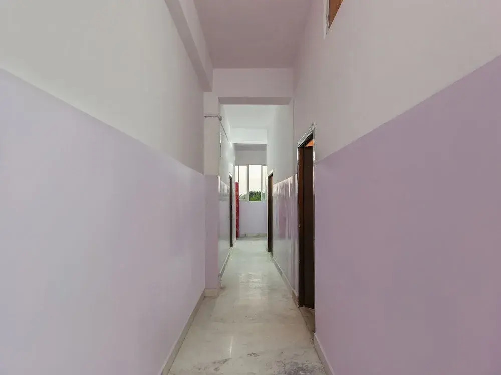 OYO 22085 Raj Banjara White House