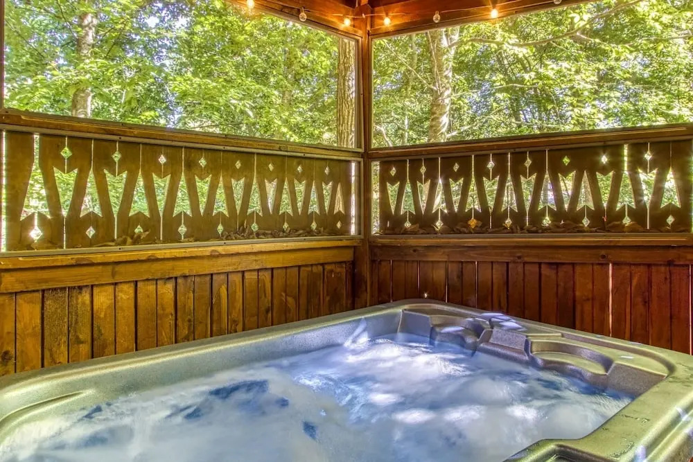 ER96 - Squirrels Leap - Great Location! Close to Town! cabin