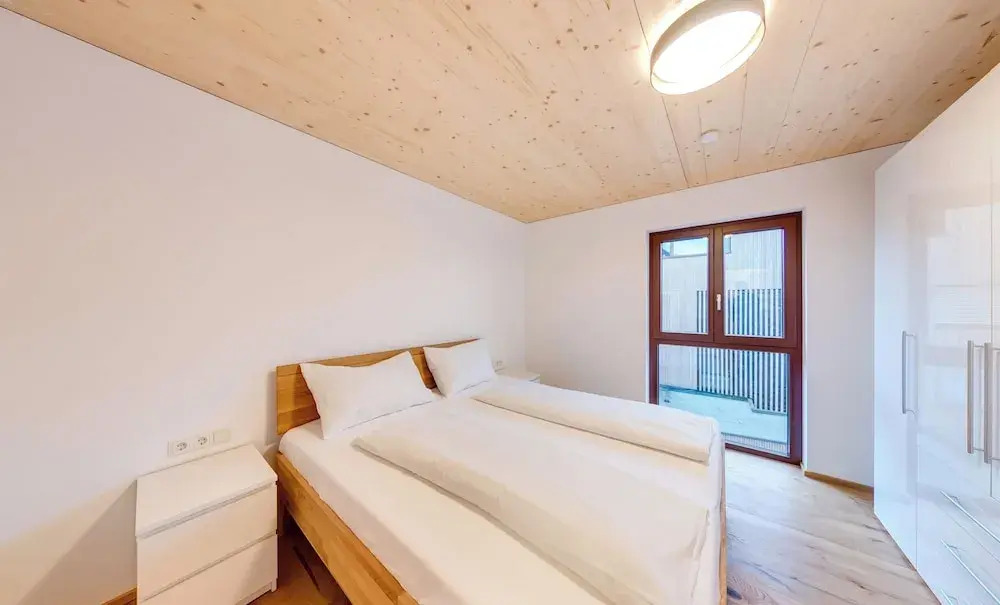 Urban-Apartmenthaus zwischen Berg und See