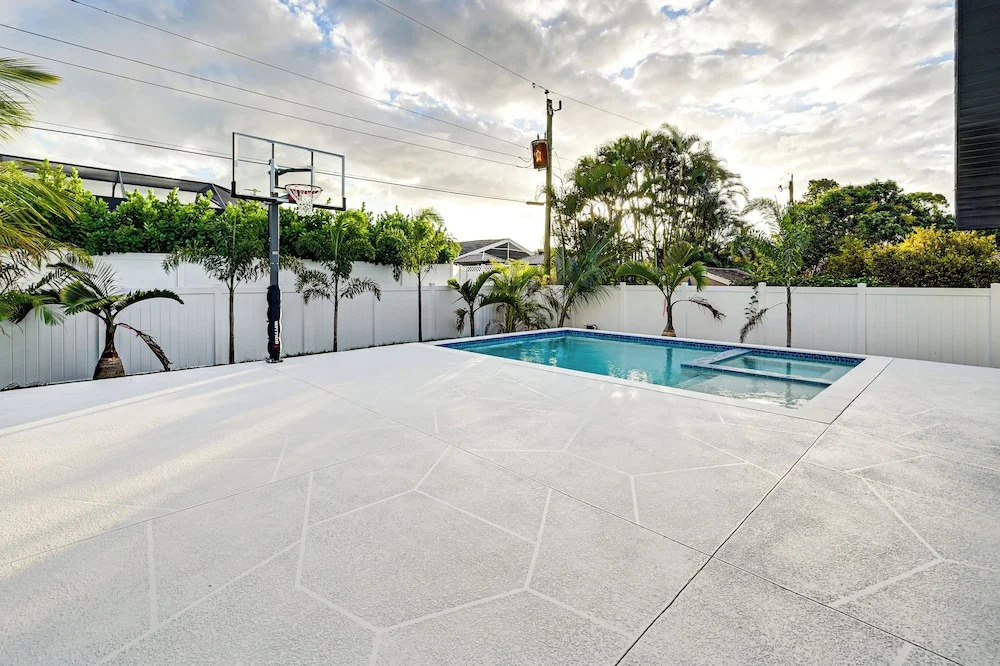 1 Mi to Beach! Modern Tropical Retreat in Naples