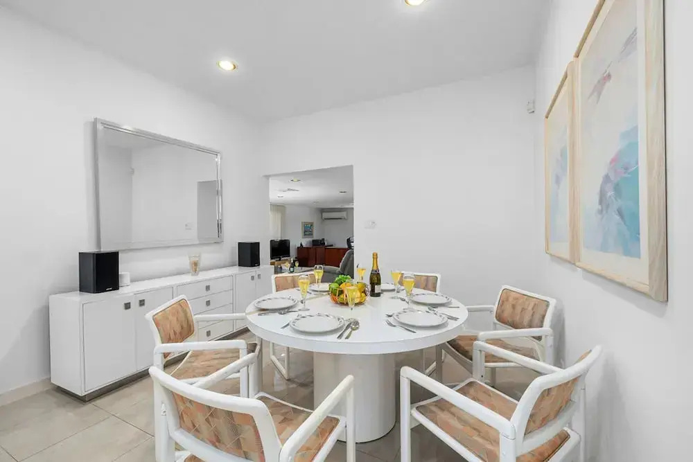 3BR 3BA Pool Downtown Short Walk to Beach