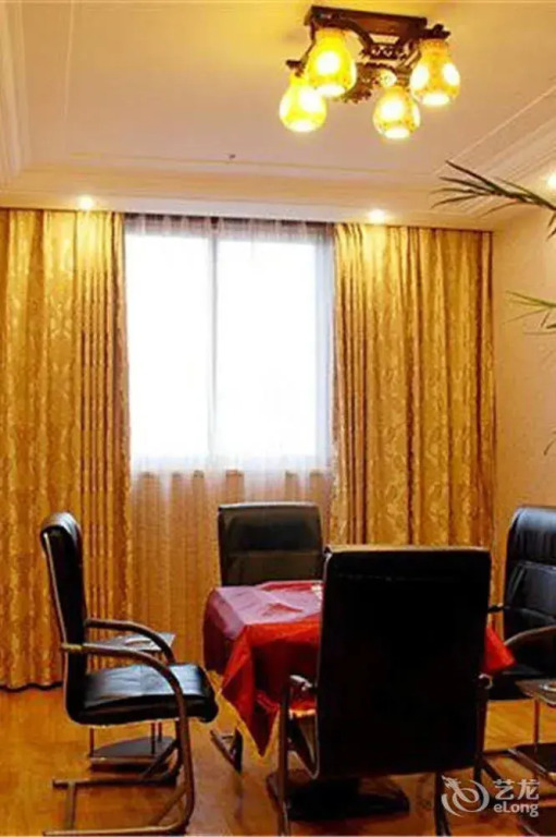 Super 8 Collection Hotel (Chongzhou Government Center Square)