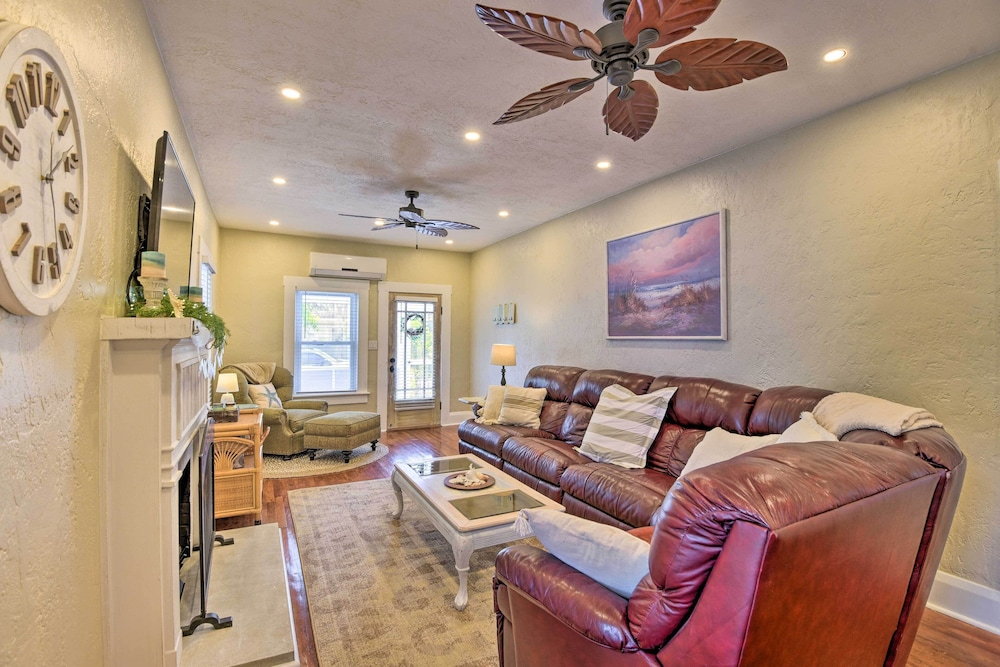 Bright Bradenton Retreat: 1 Mi to Downtown!