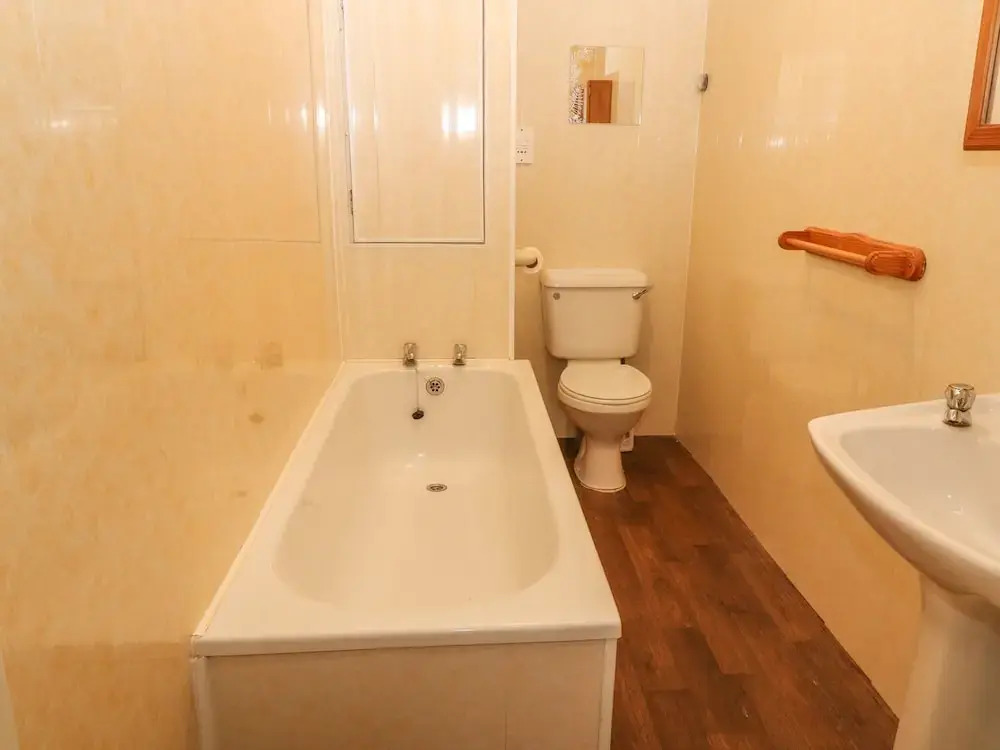 38 Plas Darien. Peredur Suite