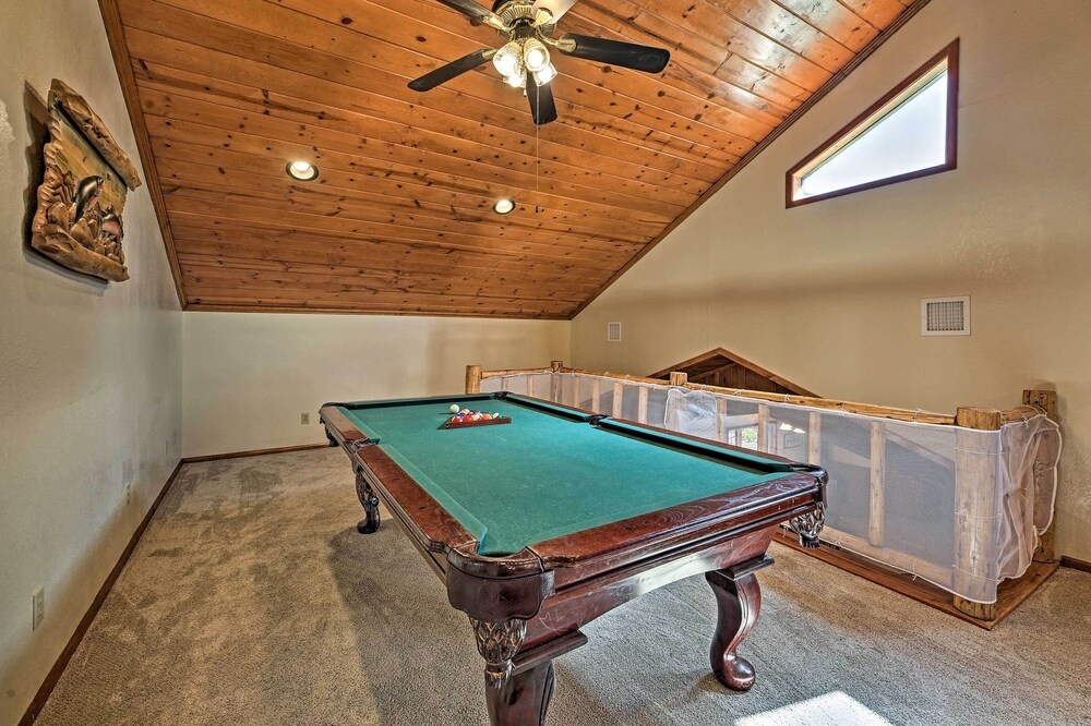 2 Decks & Game Room: Expansive Family Cabin