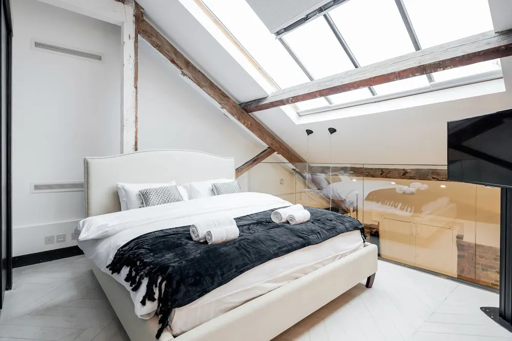 Skyline Water Front Penthouse Apartment