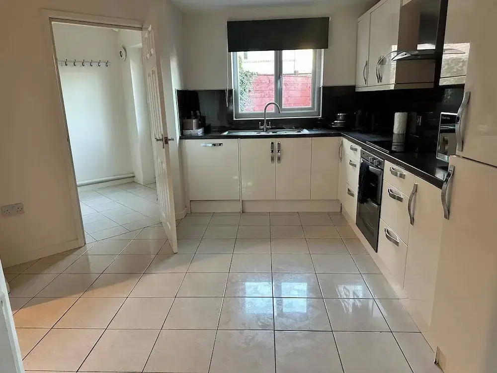 House - Sleeps 12 - Parking - Wifi