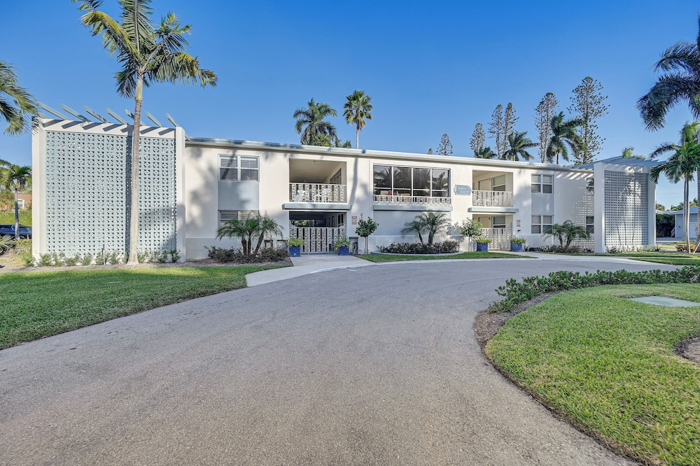 Sleek Coastal Abode: 1 Block to Naples Beach!