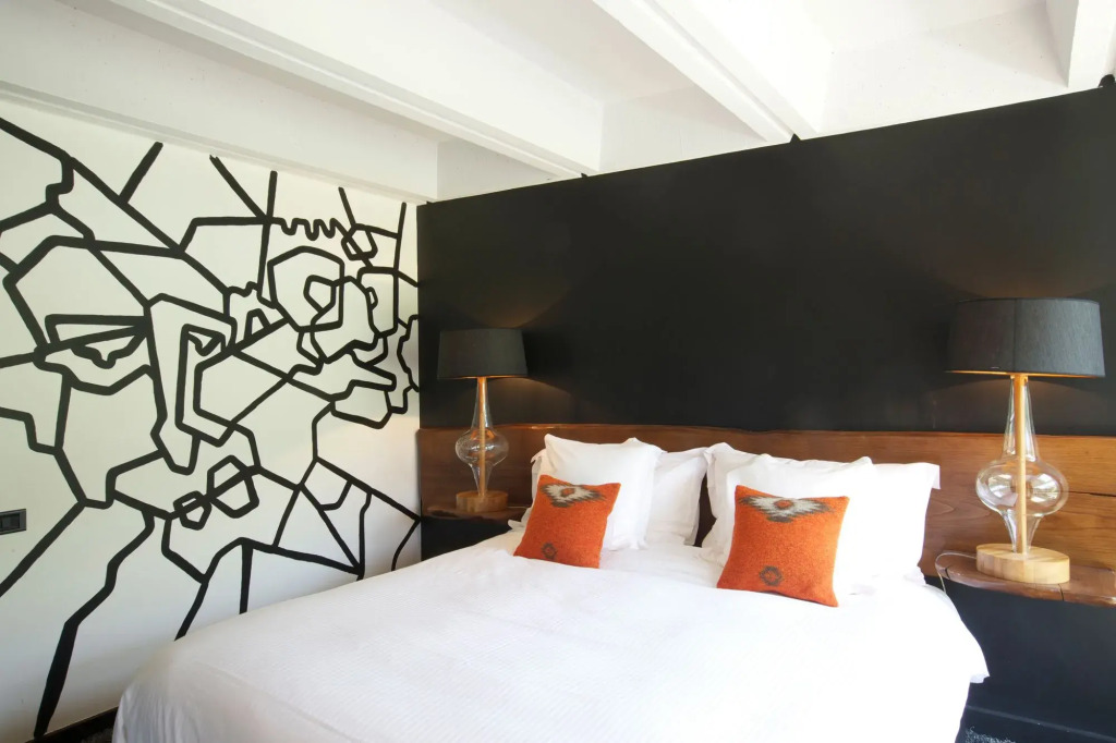 Totem, Friendly Hotel